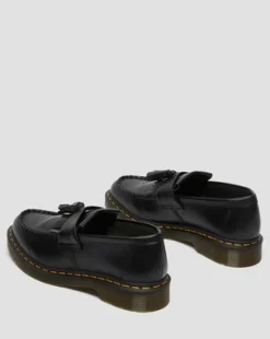 Adrian Yellow Stitch Smooth läderloafers med tofs in Svart