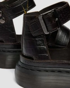 Clarissa Strap Croc-präglade lädersandaler med Quad-sula in Mörkbrun