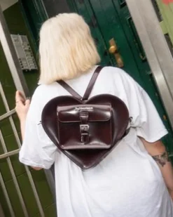 HJÄRTFORMAD VÄSKA I VEGANSKT LÄDER in Cherry Red