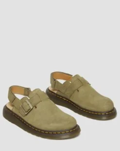 Jorge II mules i tumlat nubuckläder och bakre rem in Muted Olive